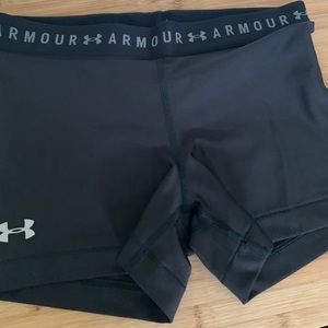 UA heat gear armour shorty Med